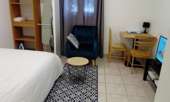 Clamart Apartment | Clamart apartment 200 m from the T6 streetcar station PAVE BLANC with separate kitchen