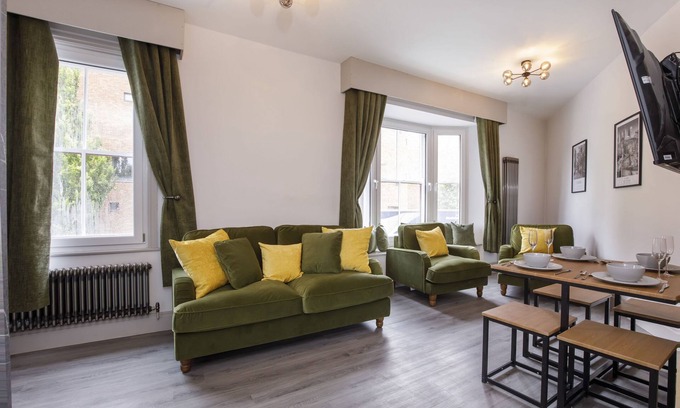 York Cottage | Clarence Street luxury apartment - sleeps 6 guests in 2 bedrooms