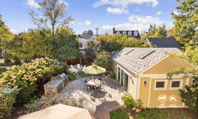 Arlington House | Clarendon Getaway, 6-BR Luxurious Urban Estate