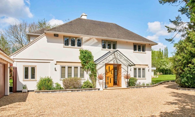 Cheltenham Villa | Clarendon House - Nine Bedroom Villa, Sleeps 24
