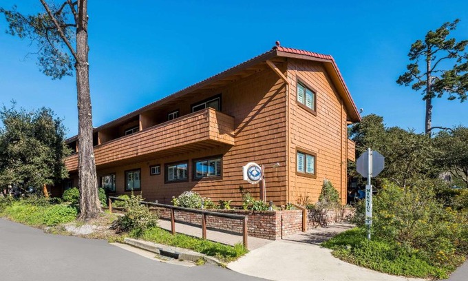 Northwest Carmel Hotel | Clarion Collection Carmel Oaks Inn