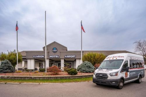 Romulus Hotel | Clarion Hotel Detroit Metro Airport