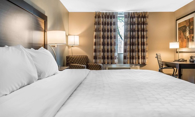 Rostraver Hotel | Clarion Inn Belle Vernon