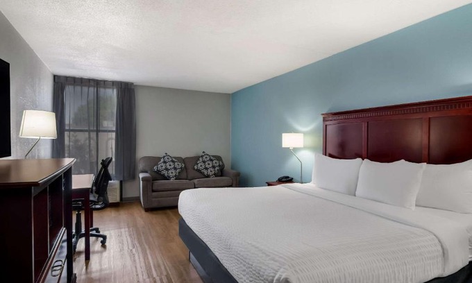 Grand Rapids Hotel | Clarion Inn & Suites Grand Rapids Airport