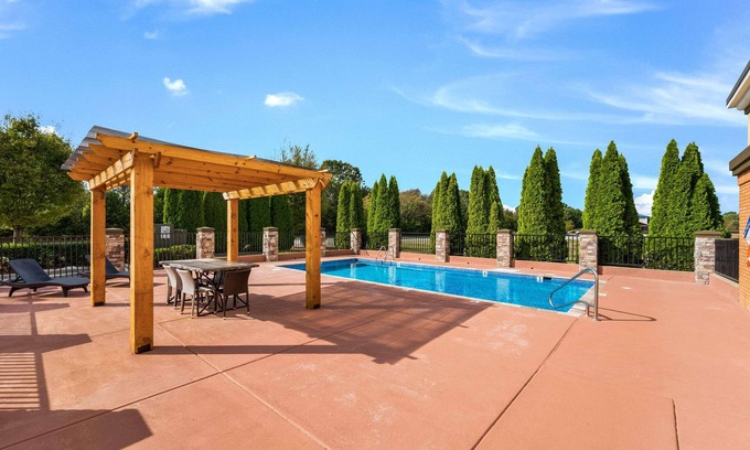 Madison Hotel | Clarion Pointe Madison Huntsville