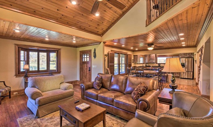 Clarkesville House | Clarkesville Ranch Cabin with Screened-In Porch!