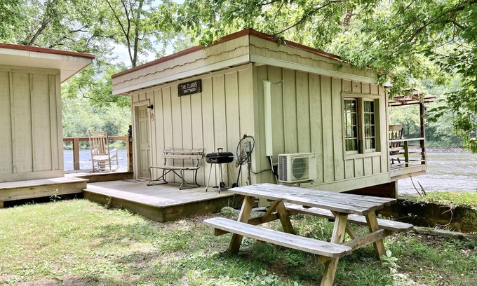 Weaverville Cottage | Clarks Driftwood- Glamp @ the River 15 min to town