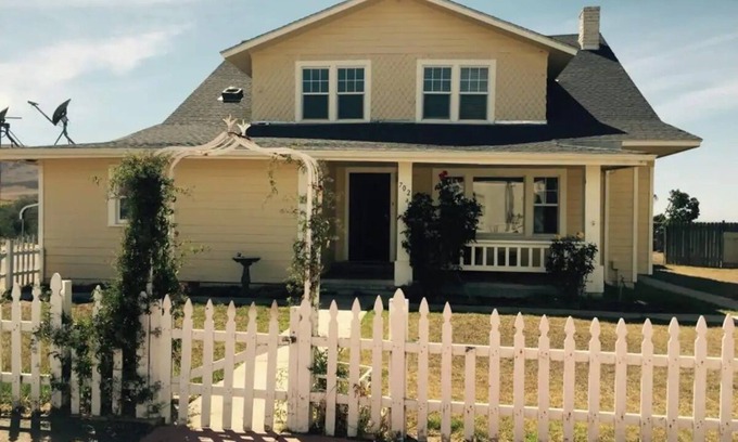 Orcutt House | Classic 20th Century Architecture, Huge space for large families