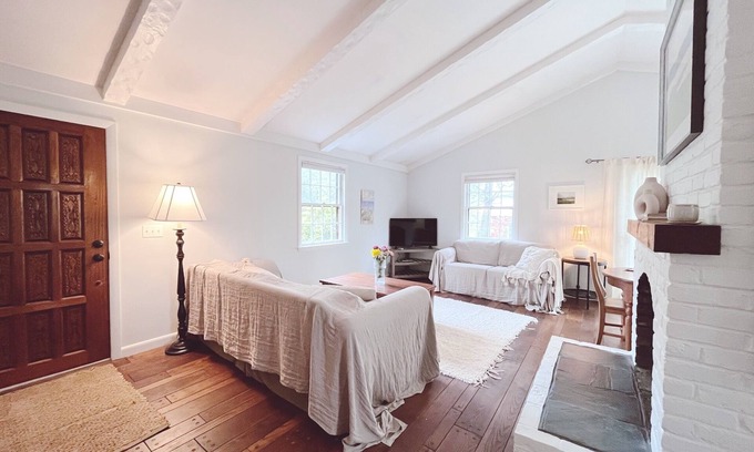 West Chatham Cottage | Classic, airy Chatham cottage minutes from beach