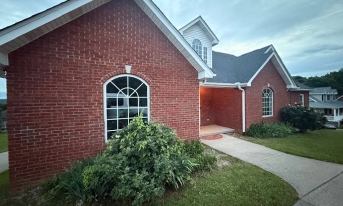 Carthage House | Classic and Beautiful 3 BR home in Carthage, TN. Great for work or Play!