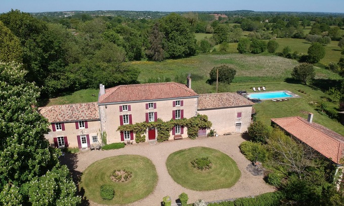 Vouhe House | Classic and luxurious French manor house set in large grounds with swimming pool