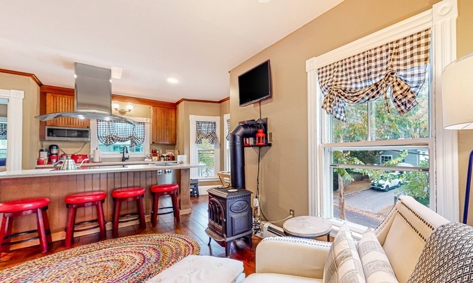 Kennebunkport Apartment | Classic apartment in the heart of town - walk to beaches/eateries