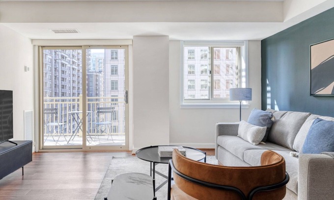 Ballston Apartment | Classic Ballston 1BR w/Concierge, W/D & Pool, near Metro, by Blueground