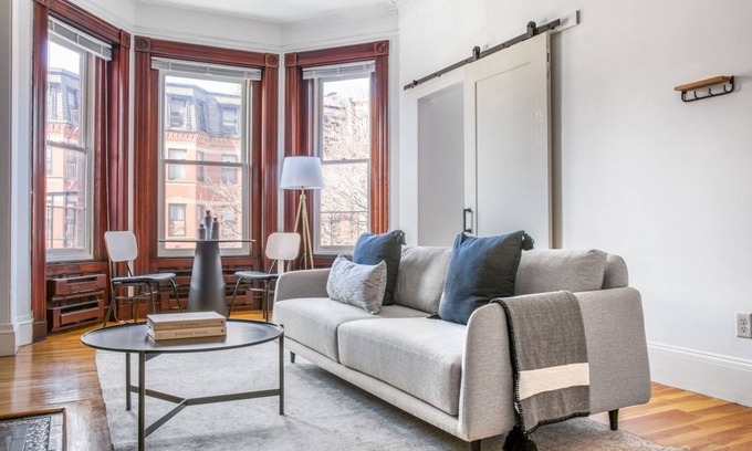 Back Bay Apartment | Classic Boston Studio on Newbury w/A+ shopping and dining by Blueground