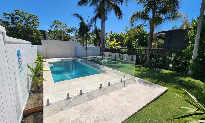 Kangaroo Point House | Classic Brisbane Queenslander with Pool and yard