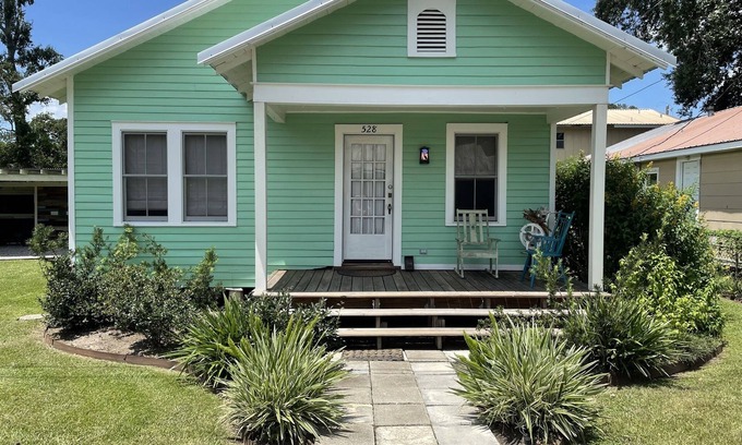 Breaux Bridge Cottage | Classic Cajun Cottage on Bayou Teche - 1 & 1/2 miles from Downtown Breaux Bridge
