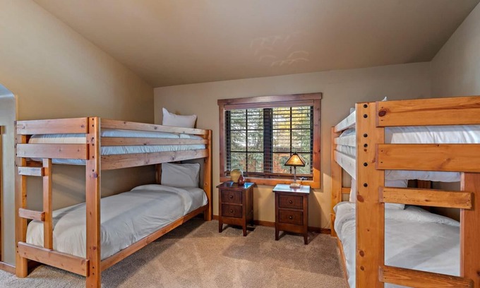 Tamarack Ski Chalet | Classic Chalet|Wood Fireplace, Great for Families