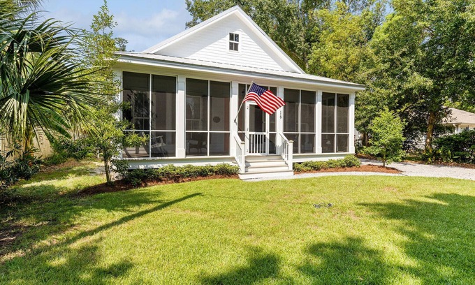 Old Town Cottage | Classic Coastal Cottage ~ Steps to the Beach! 4-Seater Golf cart for rent!