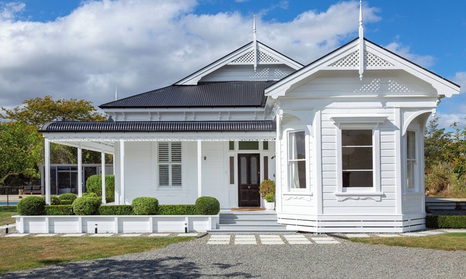 Martinborough House | Classic Contemporary Country Charm close to Town Centre