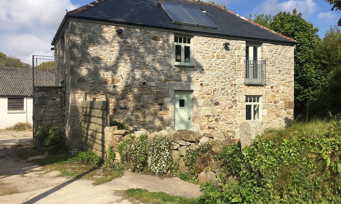 Mabe House | Classic Cornish Granite barn in a beautiful rural landscape.