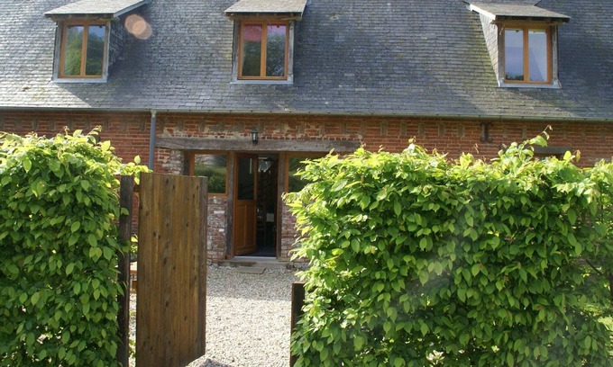 Le Bourg-Dun Cottage | Classic Cottage in Le Bourg-Dun with Garden