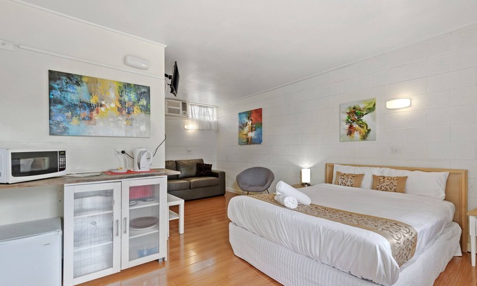 Strathmerton Hotel | Classic Country Motel Room near Murray