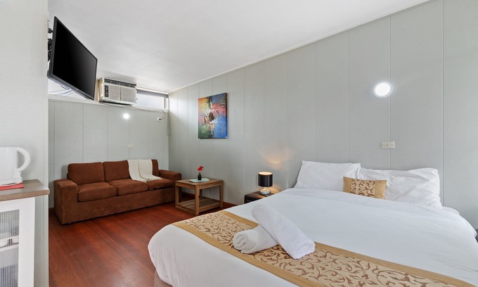 Strathmerton Hotel | Classic Country Motel Room near Murray,