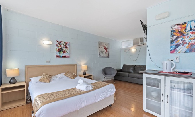 Strathmerton House | Classic Country Motel Room near Murray, Pet Friendly