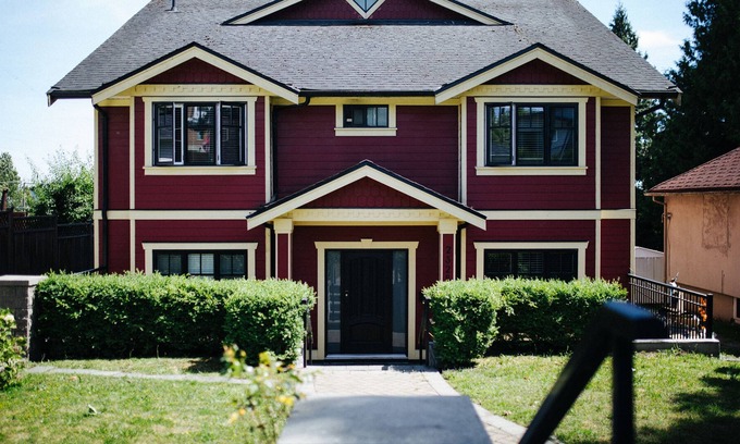 Queensborough House | Classic - Cozy 4 Bedroom Home Near Sky train