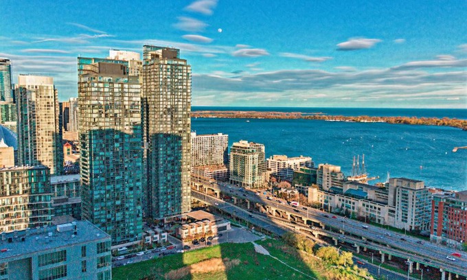 CityPlace Apartment | Classic Downtown Toronto Lakeview Condo With Free Parking