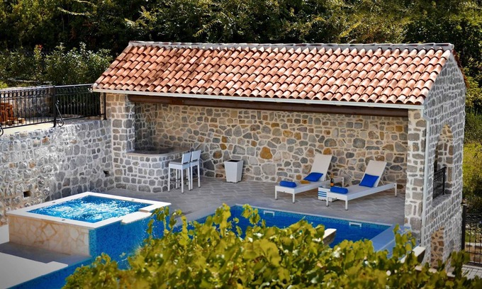 Seoca Villa | Classic Estate Villa