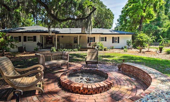 Montgomery House | Classic Family Home, 12 Miles to Downtown