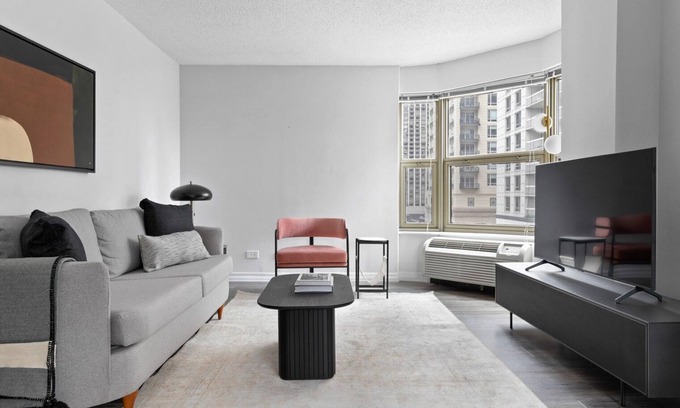 Rush and Division Apartment | Classic Gold Coast 1BR w/Deck, Gym & Lounge, 1 block to L, by Blueground