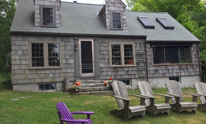 Round Pond House | Classic Harborfront Cottage for 6
