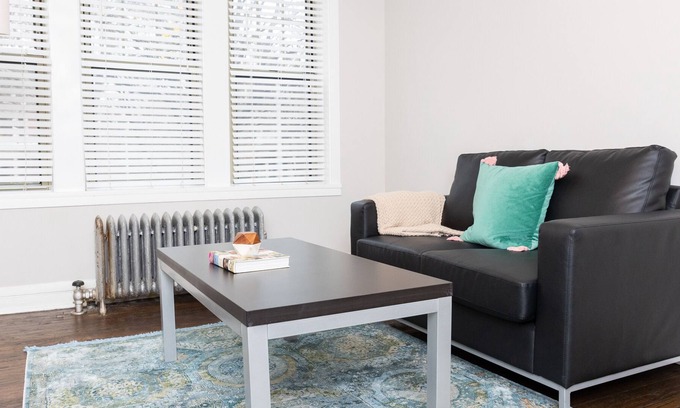 Kenwood Apartment | Classic HP 1BR with Fast Transit to UChicago & DT by Zen Rentals