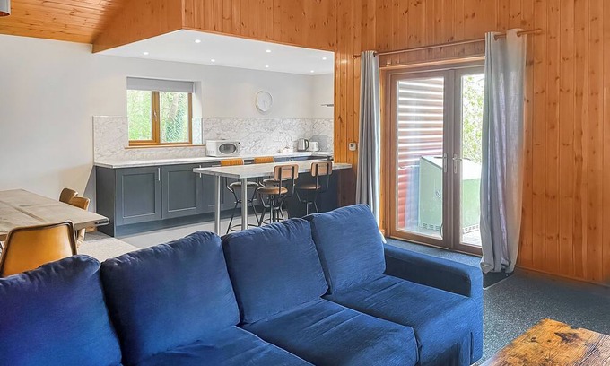 Ancaster Ski Chalet | Classic Lakeview Lodge 6