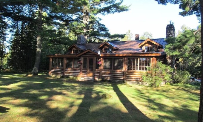 Republic House | Classic Lodge on Private Lake