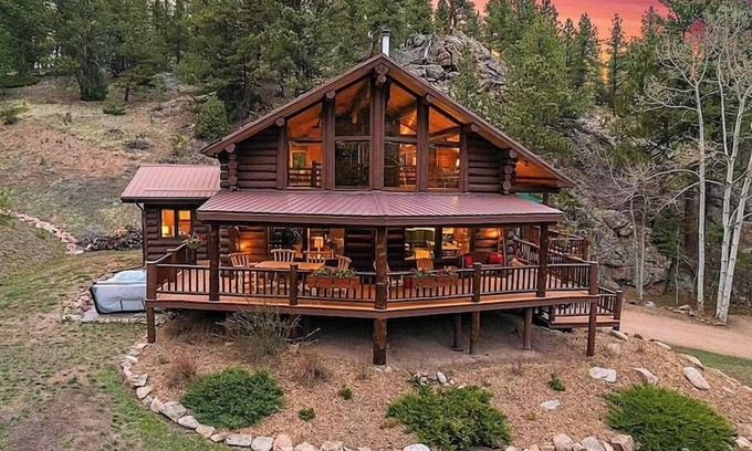 Lyons Cabin | Classic Log Cabin near Rocky Mt Nat'l Park and Ski