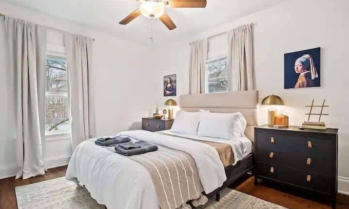 Cleveland Apartment | Classic Meets Contemporary I Minutes to Cle Clinic