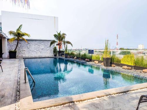 Siwalankerto Apartment | Classic Modern Studio Room Apartment at The Square Surabaya By Travelio