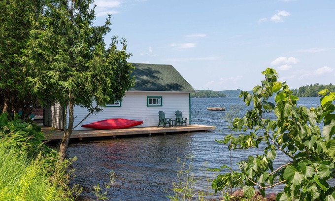 Lake of Bays Cottage | Classic Muskoka cottage w/amazing Lake views, boathouse - 10mins to Huntsville!