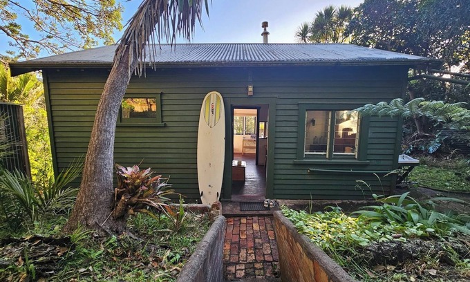 New Lynn Cottage | Classic Piha Bach - Seaview Road
