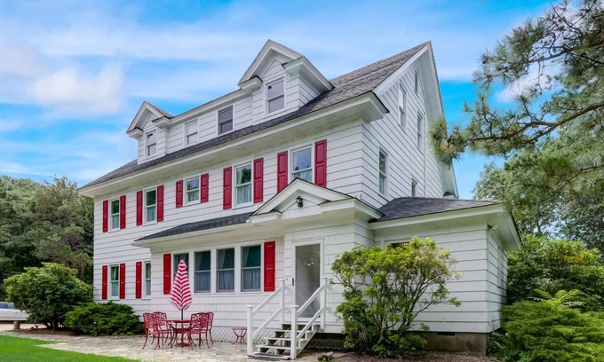 Westhampton House | Classic Private Hamptons Country Home | Historic estate in Westhampton