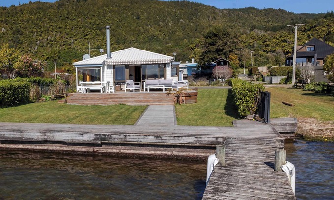Rototai House | Classic Rotoiti Lakefront | Private Jetty & Views!