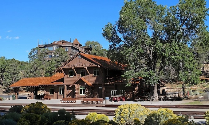 Williams House | Classic Route 66 Lodging with Free Breakfast & Parking, Bearizona Wildlife Park!