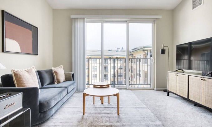 San Bruno Apartment | Classic San Bruno 2BR w/Pool, W/D, Gym, walk to YouTube, by Blueground