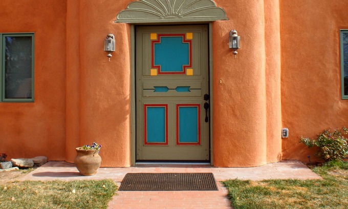 El Prado House | Classic Taos Home--centrally located, hot tub, and mountain views!