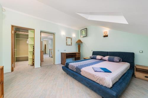 Odessa City Center Apartment | Classical Deribasivska 3-Bedrooms Apartment