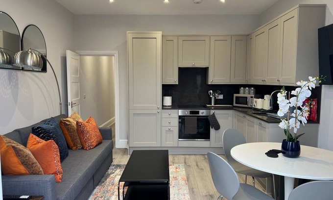 Bowes Apartment | Classy 3Bed/2Bath Ground Floor Pe-Friendly Flat with Lovely Garden
