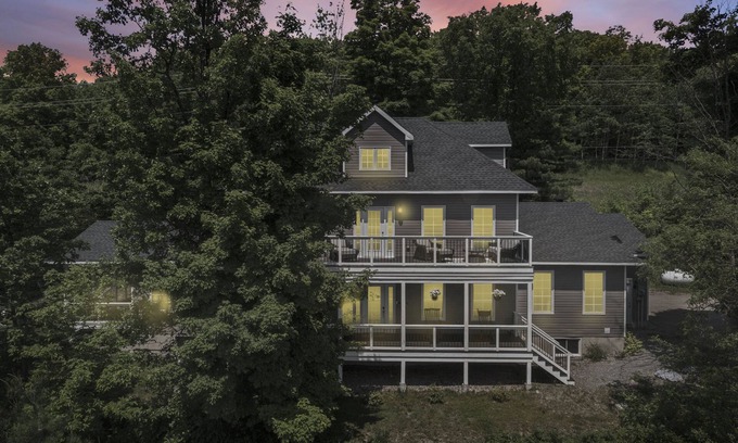 McNab/Braeside House | Classy Estate with Views + Walk to the Neat Café (10 min to Calabogie!)